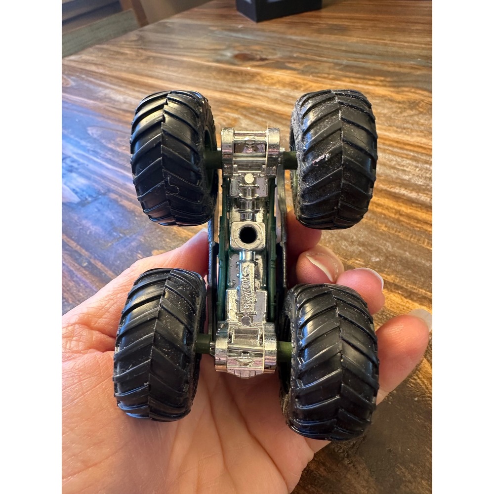 Monster Jam V8 Bomber Monster Truck 1:64 Die-Cast Hot Wheels Shark Mouth - Picture 7 of 7